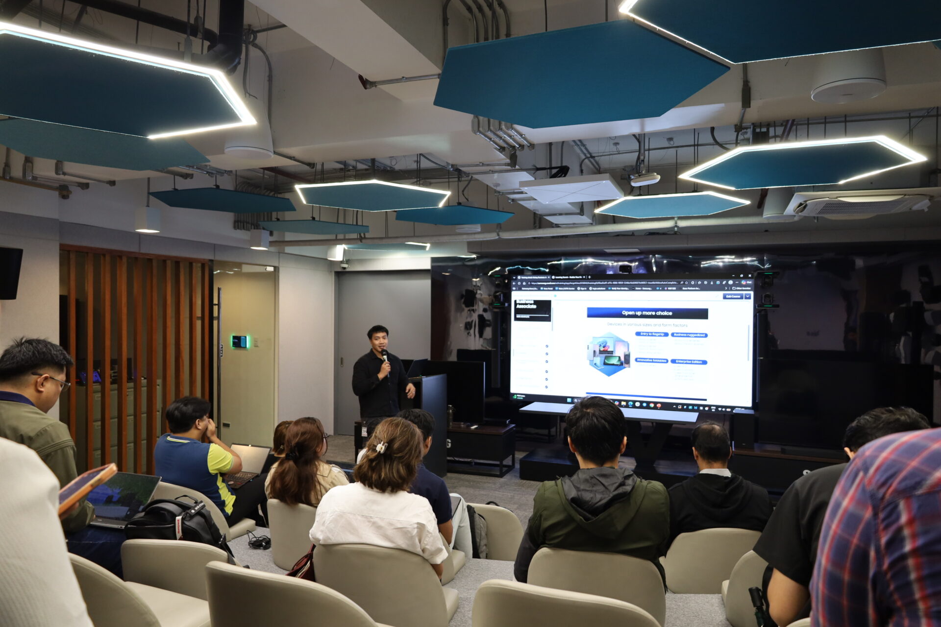 Samsung Synergy: Exclusive B2B Training Empowers Partners at Versatech
